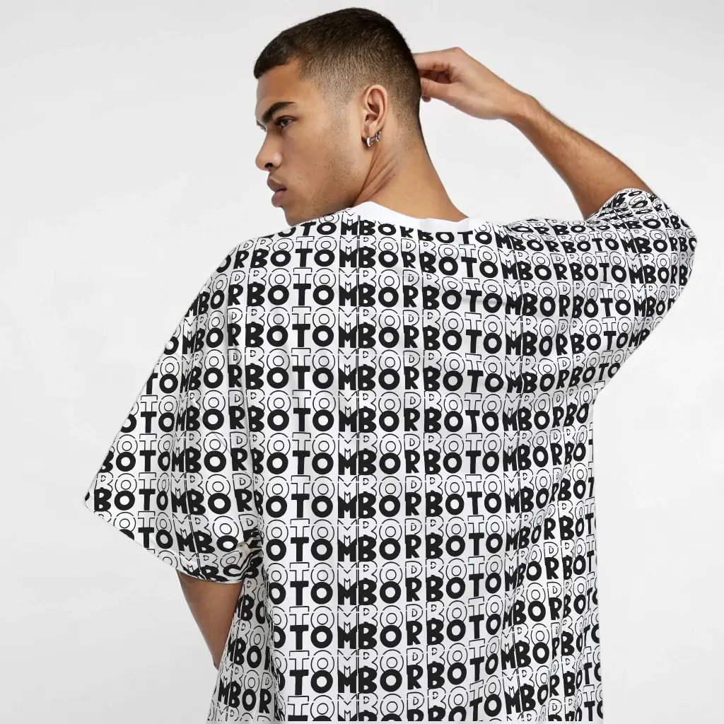 male-model-wearing-a-plain-white-oversized-t-shirt (1).webp